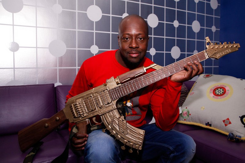 Wyclef Jean gépfegyver gitárral