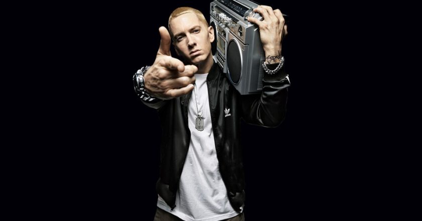 Eminem Boombox-szal a vállán