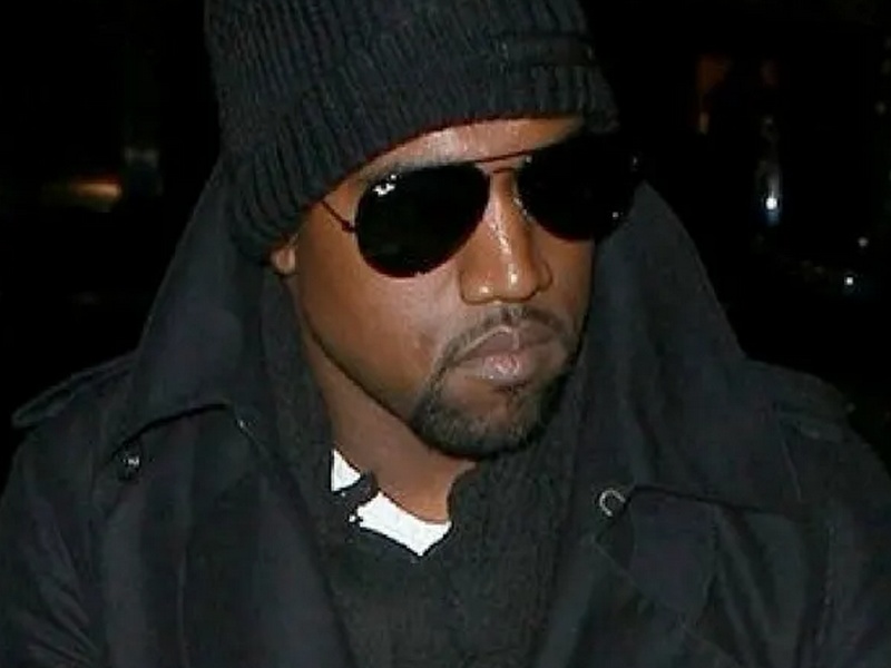 Kanye West Ray-Ban Aviator napszemüvegben