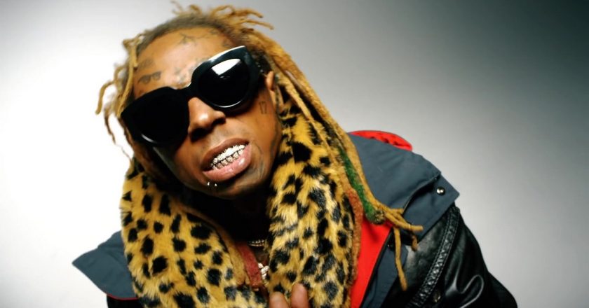 Lil Wayne egy YSL (Yves Saint Laurent) napszemüvegben